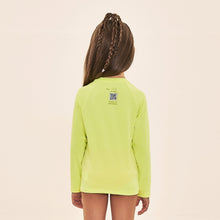 Załaduj obraz do przeglądarki galerii, Model Back: Uv Line T-Shirt Acqua Qr Code Amarelo Fluor Upf50+