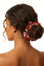 Załaduj obraz do przeglądarki galerii, Model Front: Rio De Sol Chouchou Floral-Scales Scrunchie