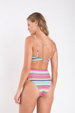 Załaduj obraz do przeglądarki galerii, Model Back: Rio De Sol Ensemble Set Supercolor Bandeau-Joy Highwaist-Spin