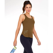 Załaduj obraz do przeglądarki galerii, Model Front: Alto Giro Fitness Haut Regata Skin Fit Inspiracional Verde Olive