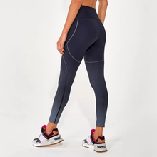 Załaduj obraz do przeglądarki galerii, Model Back: Alto Giro Fitness Bas Legging Hyper Ag Graphic Degrade Preto