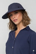 Załaduj obraz do przeglądarki galerii, Model Front: Uv Line Casquette Visor Capri Colors Nac Fem Navy Blue Upf50+
