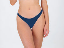 Załaduj obraz do przeglądarki galerii, Model Front: Rio De Sol Bas Bottom Navy Essential-Comfy