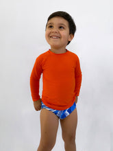 Załaduj obraz do przeglądarki galerii, Model Front: Rio De Sol T-Shirt Calendula Rash-Guard Kids