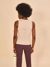 Załaduj obraz do przeglądarki galerii, Model Back: Uv Line Fitness Haut Regata Fem Ribbed Sand Upf50+