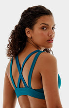 Załaduj obraz do przeglądarki galerii, Model Back: Alto Giro Fitness Haut Top Up Co2 Com Recortes Atlanta Azul