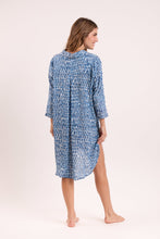 Załaduj obraz do przeglądarki galerii, Model Back: Rio De Sol Chemise Chuva Chemise Gabriele