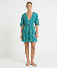 Załaduj obraz do przeglądarki galerii, Model Front: Rio De Sol Mini Dress Rain Mini Dress