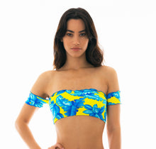 Załaduj obraz do przeglądarki galerii, Model Front: Rio De Sol Haut Top Palmeira Azul Off Shoulder