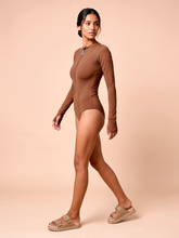 Załaduj obraz do przeglądarki galerii, Image 03: Uv Line Une Pièce Long Sleeve Swimsuit Macae Brown Upf50+