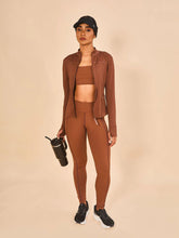 Załaduj obraz do przeglądarki galerii, Model Front: Uv Line Fitness Bas Legging Fit Aspen Brown Upf50+