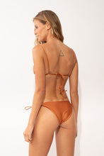 Załaduj obraz do przeglądarki galerii, Model Back: Rio De Sol Bas Bottom Shimmer-Nocciola Ibiza-Comfy-Gold