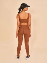 Załaduj obraz do przeglądarki galerii, Model Back: Uv Line Fitness Bas Legging Fit Aspen Brown Upf50+