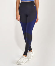 Załaduj obraz do przeglądarki galerii, Model Front: Alto Giro Fitness Bas Legging Sem Costura Emana Bicolor Preto