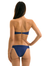 Załaduj obraz do przeglądarki galerii, Model Back: Rio De Sol Bas Bottom Kiwanda Denim Band Comfort