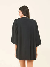 Załaduj obraz do przeglądarki galerii, Model Back: Uv Line Robe De Plage Kimono Color Black Upf50+
