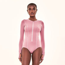 Załaduj obraz do przeglądarki galerii, Model Front: Uv Line Une Pièce Swimsuit Macae Malva Upf50+