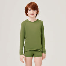 Załaduj obraz do przeglądarki galerii, Model Front: Uv Line T-Shirt Longsleeve Uvrpo Inf Verde Militar Upf50+