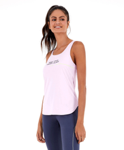 Załaduj obraz do przeglądarki galerii, Model Front: Alto Giro Fitness Haut Regata Skin Fit Inspiracionais Rosa Soft