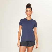 Załaduj obraz do przeglądarki galerii, Model Front: Uv Line Fitness Haut Sport Fit Fem Marinho Upf50+