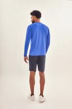 Załaduj obraz do przeglądarki galerii, Model Back: Uv Line T-Shirt Longsleeve Uvpro Brasil Masc Cobalto Upf50+