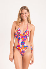 Załaduj obraz do przeglądarki galerii, Model Front: Rio De Sol Une Pièce Funny Trikini
