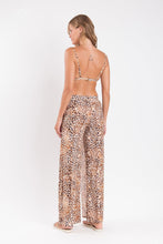 Załaduj obraz do przeglądarki galerii, Model Back: Rio De Sol Pantalon De Plage Leopard Wide Pants