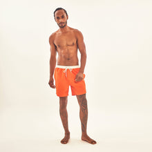 Załaduj obraz do przeglądarki galerii, Model Front: Uv Line Bermuda / Short Pour Homme Shorts Boxer Orange Upf50+