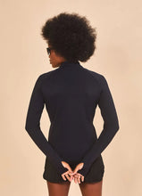 Załaduj obraz do przeglądarki galerii, Model Back: Uv Line T-Shirt Jacket Fem New Fit Black Upf50+
