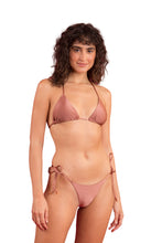 Załaduj obraz do przeglądarki galerii, Model Front: Rio De Sol Bas Bottom Shimmer-Copper Cheeky-Tie