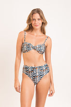 Załaduj obraz do przeglądarki galerii, Model Front: Rio De Sol Bas Bottom Ikat Hotpants