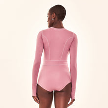 Załaduj obraz do przeglądarki galerii, Model Back: Uv Line Une Pièce Swimsuit Macae Malva Upf50+