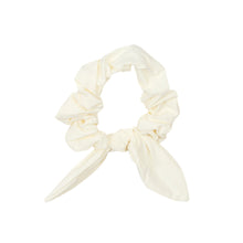 Załaduj obraz do przeglądarki galerii, Product Front: Rio De Sol Chouchou Off-White Scrunchie