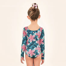 Załaduj obraz do przeglądarki galerii, Model Back: Uv Line Une Pièce Fille Swimsuit Girl Hibiscus Upf50+
