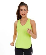 Załaduj obraz do przeglądarki galerii, Model Front: Alto Giro Fitness Haut Regata Skin Fit Alongada Gola V Verde Acidlime