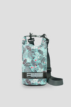 Załaduj obraz do przeglądarki galerii, Model Front: Feelfree Sac De Plage Dry Tube 1,5L Tropical Organic Teal