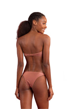 Załaduj obraz do przeglądarki galerii, Model Back: Rio De Sol Haut Top Shimmer-Copper Bandeau-Joy