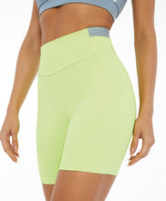 Załaduj obraz do przeglądarki galerii, Model Front: Alto Giro Fitness Bas Bermuda Hyper Elastico Costas Verde Sharp