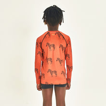 Załaduj obraz do przeglądarki galerii, Model Back: Uv Line T-Shirt Longsleeve Acqua Zebra Inf Upf50+