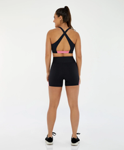 Załaduj obraz do przeglądarki galerii, Model Back: Alto Giro Fitness Bas Bermuda Bodytex Barriga Zero E Bolso Preto