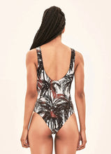 Załaduj obraz do przeglądarki galerii, Model Back: Uv Line Une Pièce Swimsuit Coqueiros Bege Upf50+