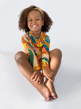 Załaduj obraz do przeglądarki galerii, Model Front: Rio De Sol T-Shirt El-Arco Rash-Guard Kids