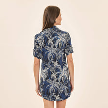 Załaduj obraz do przeglądarki galerii, Model Back: Uv Line Chemise Shirtdress Coqueiros Marinho Upf50+