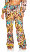 Załaduj obraz do przeglądarki galerii, Model Front: Luli Fama Pantalon De Plage Bottom Flare Diosa Salvaje