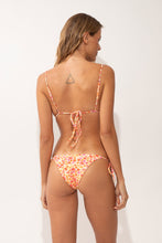 Załaduj obraz do przeglądarki galerii, Model Back: Rio De Sol Haut Top Ditsy-Butter Lia