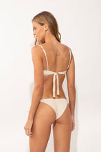 Załaduj obraz do przeglądarki galerii, Model Back: Rio De Sol Bas Bottom Malibu-Natural Cheeky-Tie