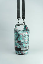 Załaduj obraz do przeglądarki galerii, Model Back: Feelfree Sac De Plage Dry Tube 1,5L Tropical Organic Teal