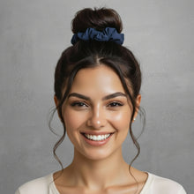 Załaduj obraz do przeglądarki galerii, Model Front: Rio De Sol Chouchou Navy Scrunchie