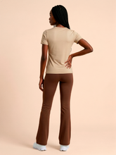 Załaduj obraz do przeglądarki galerii, Model Back: Uv Line T-Shirt T-Shirt Fem New Fit Fem Sand Upf50+