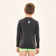 Załaduj obraz do przeglądarki galerii, Model Back: Uv Line T-Shirt Acqua Qr Code Preto Upf50+